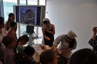 パリ日本文化会館で鮎焼きを実演する