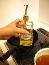 今回の油はイタリアのオリーブオイル、サンタクローチェを使用