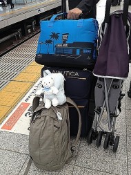 京成日暮里駅でスカイライナーを待つ