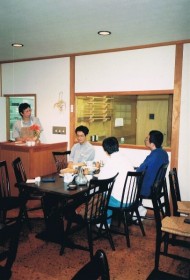 長野の名店『ふじおか』にて。左が藤岡さん、真ん中に岡本さん、手前が奥様。(1990年代半ば) 