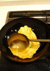 熱したフライパンに油をいれて玉子を焼く。
