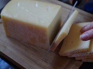 ラクレットチーズを5ミリ幅に切る