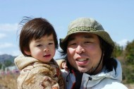 三重県の河原へピクニック。吉田さんと長男はるひ君（2011年撮影）