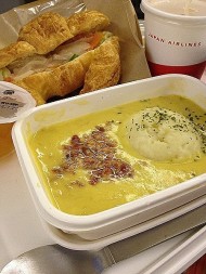 到着前の軽食。スープストック東京のコーンスープとクロワッサン
