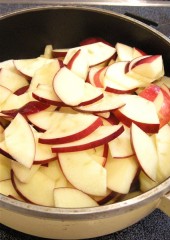リンゴを皮ごとしゃくしゃくと切って