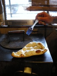 焼きあがったナンにバターを少し。2010年12月撮影