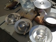 難民に配給される調理道具